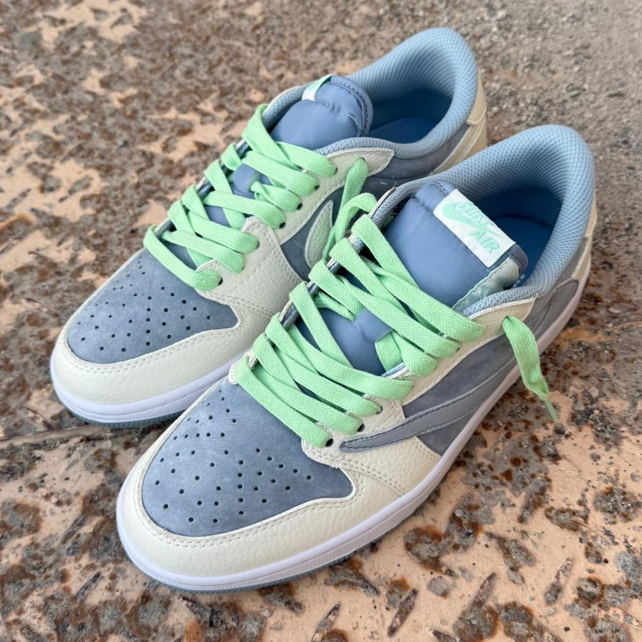 Alternative view of نایک ایر جردن ۱ لو تراویس سوئد آبی سفید Nike Air Jordan 1 Low Travis Scot Sued