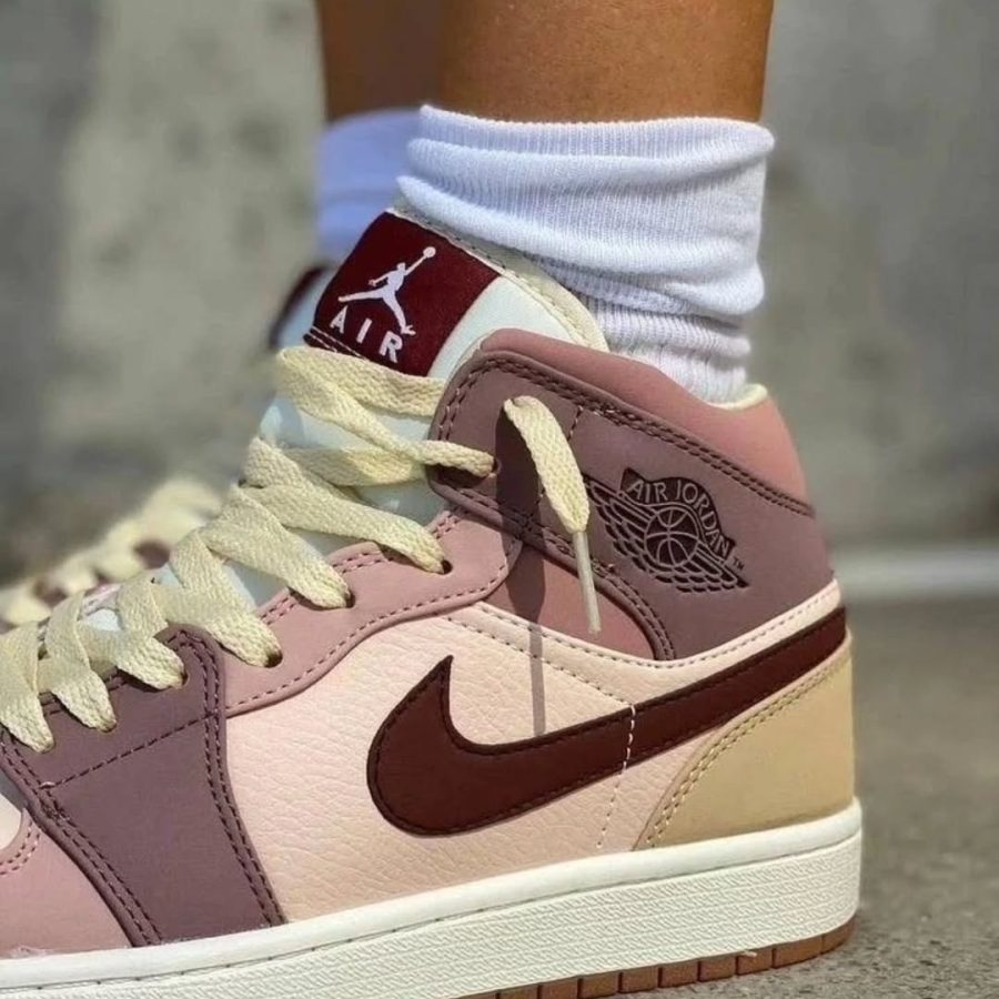 Alternative view of نایک ایر جردن ۱ ساقدار شاه توتی Jordan 1 Mid SE Dark Pony Smoky Mauve